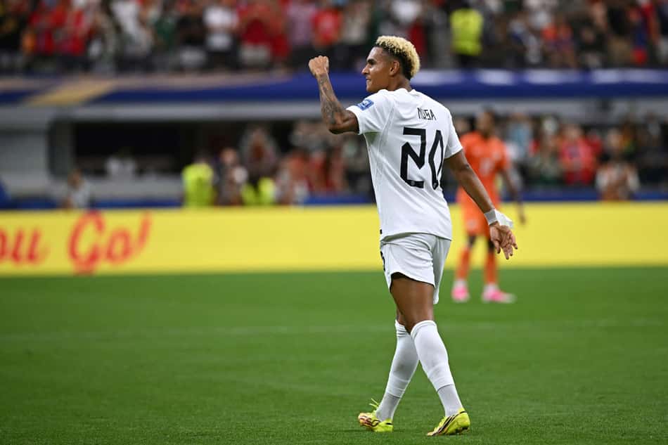 Musa, da Noruega, comemorando contra a Costa do Marfim na Copa do Mundo