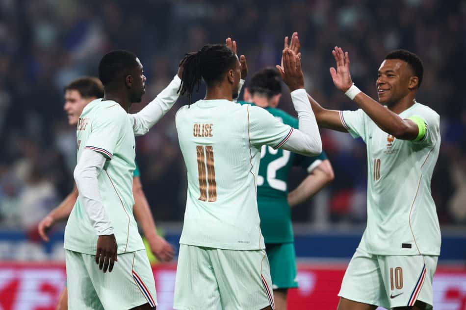 Mbappé, Olise e Dembelé durante amistoso entre França e Irlanda do Norte.