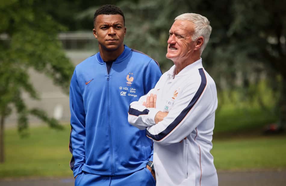 Mbappé e Diddier Deschamps com a seleção da França (Foto: Thomas Padilla/AFP)