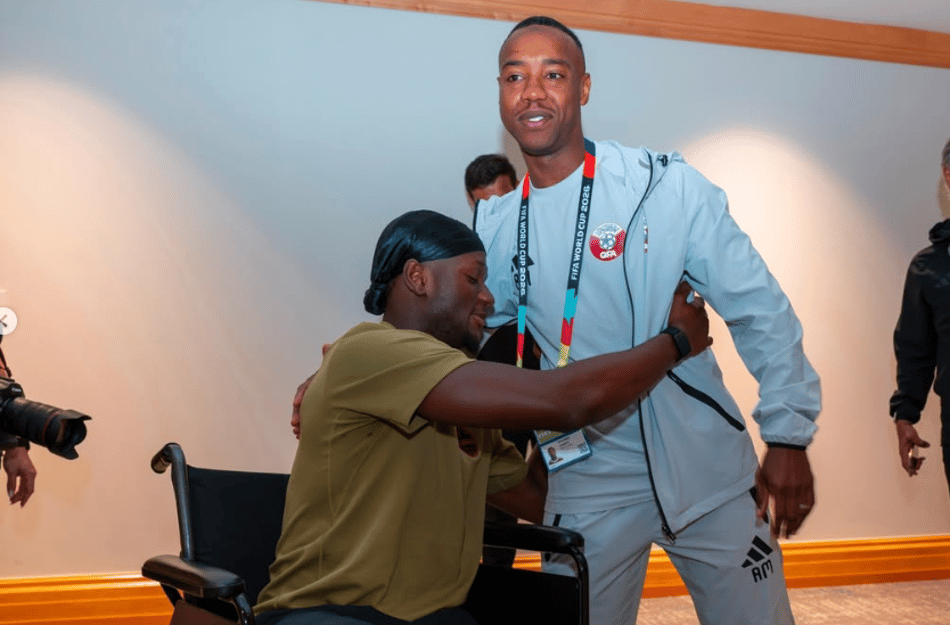 Madibo e Koné se abraçam