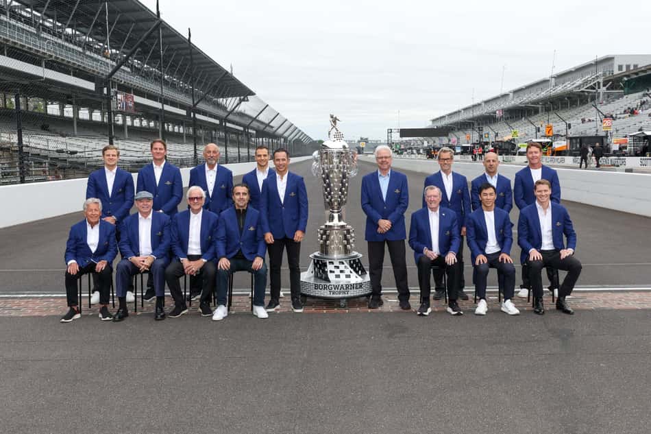 Maior vitorioso da Indy 500, Helio Castroneves posa ao lado de outros campeões da prova