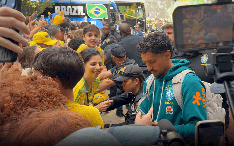 Maquinhos atende torcedores na porta do hotel da Seleção Brasileira em Huston, TX (EUA)