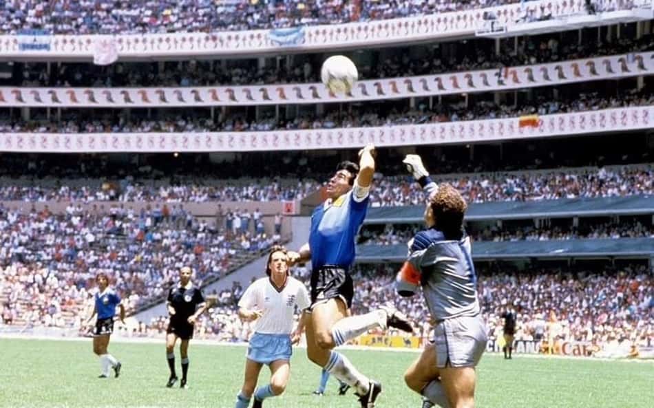 'A Mão de Deus': há 40 anos, Maradona imortalizava o polêmico gol de mão