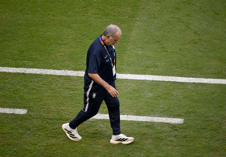 Marcelo Bielsa comandando o Uruguai contra a Espanha