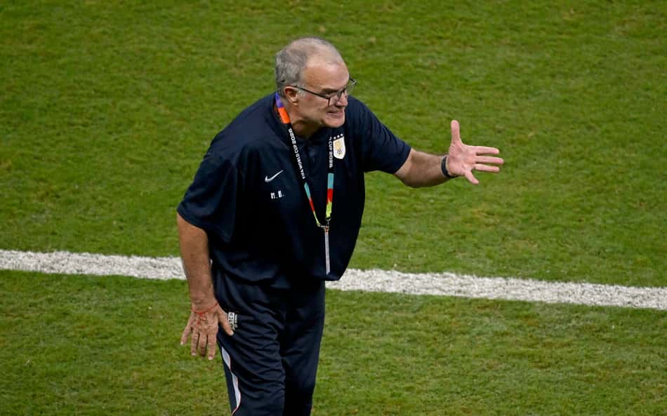 Marcelo Bielsa comandando o Uruguai contra a Espanha