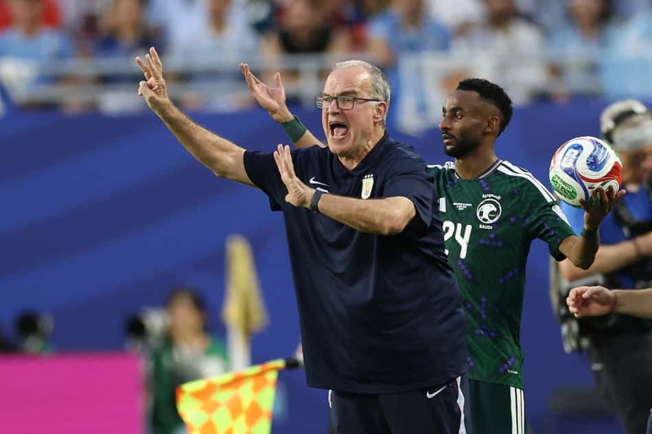 Marcelo Bielsa Uruguai (Photo by PATRICIA DE MELO MOREIRA / AFP)