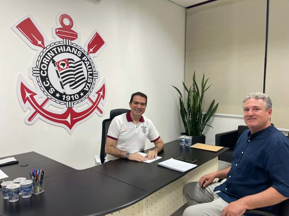Marcelo Paz e Erasmo Damiani em sala de reunião do departamento de futebol do Corinthians