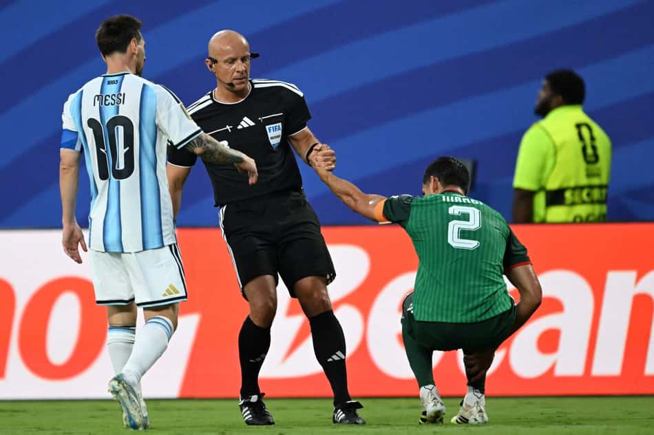 Marciniak levanta Mandi após falta dura de Messi em Argentina x Argélia, pela Copa do Mundo