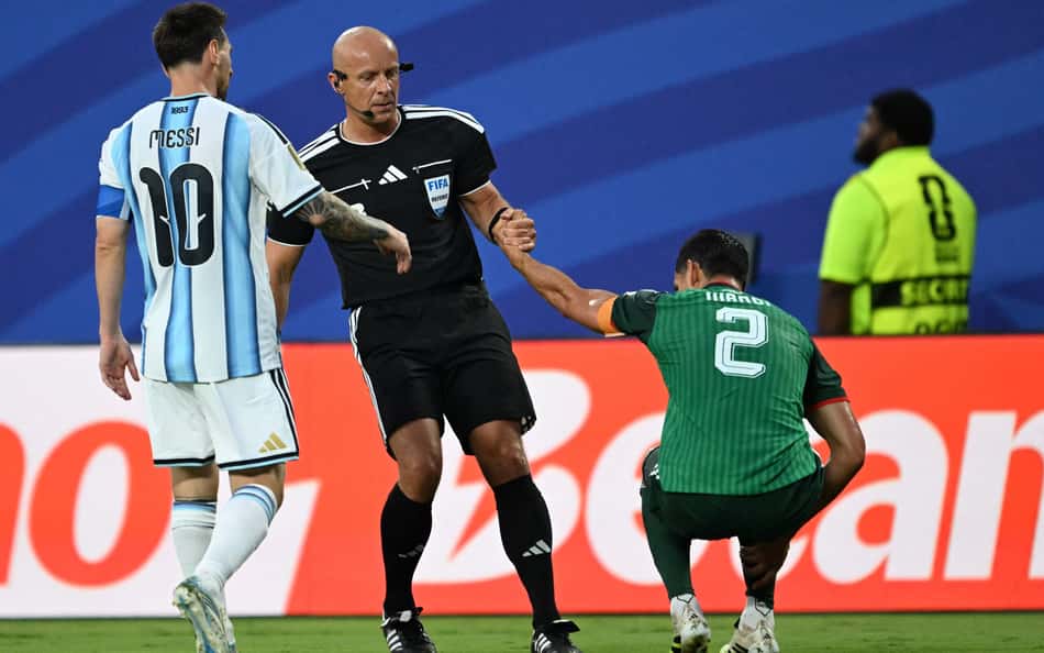 Marciniak levanta Mandi após falta dura de Messi em Argentina x Argélia, pela Copa do Mundo