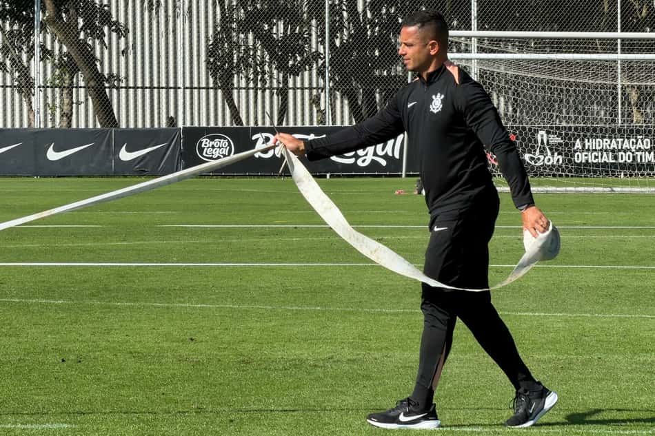 Marlon Muniz carrega material de trabalho no Corinthians