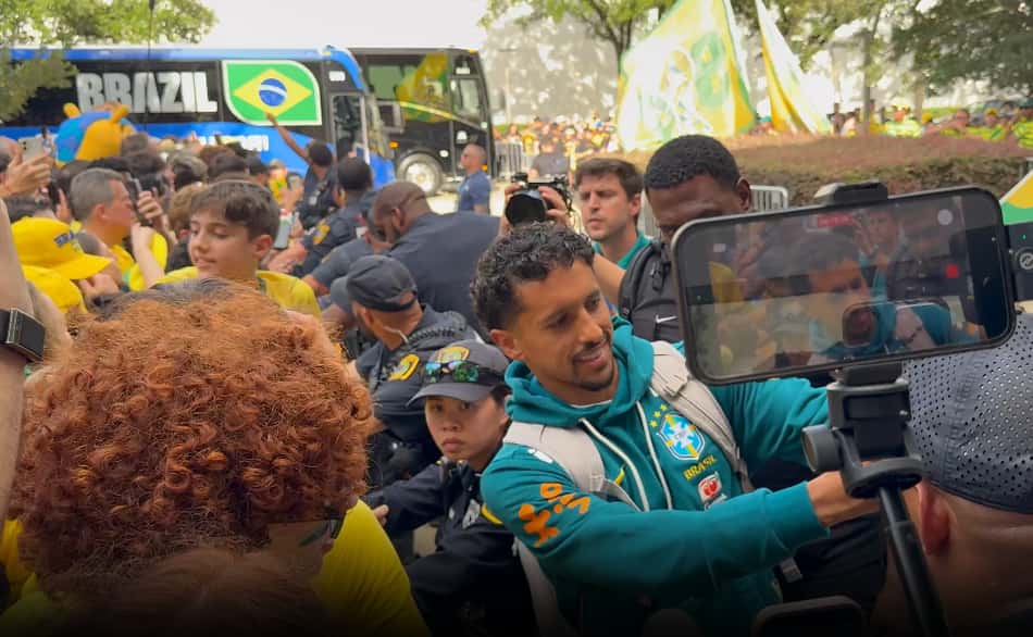 Jogadores da Seleção Brasileira atendem torcedores na porta do hotel em Houston