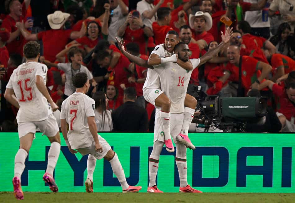 Diop levanta os braços em comemoração ao gol
