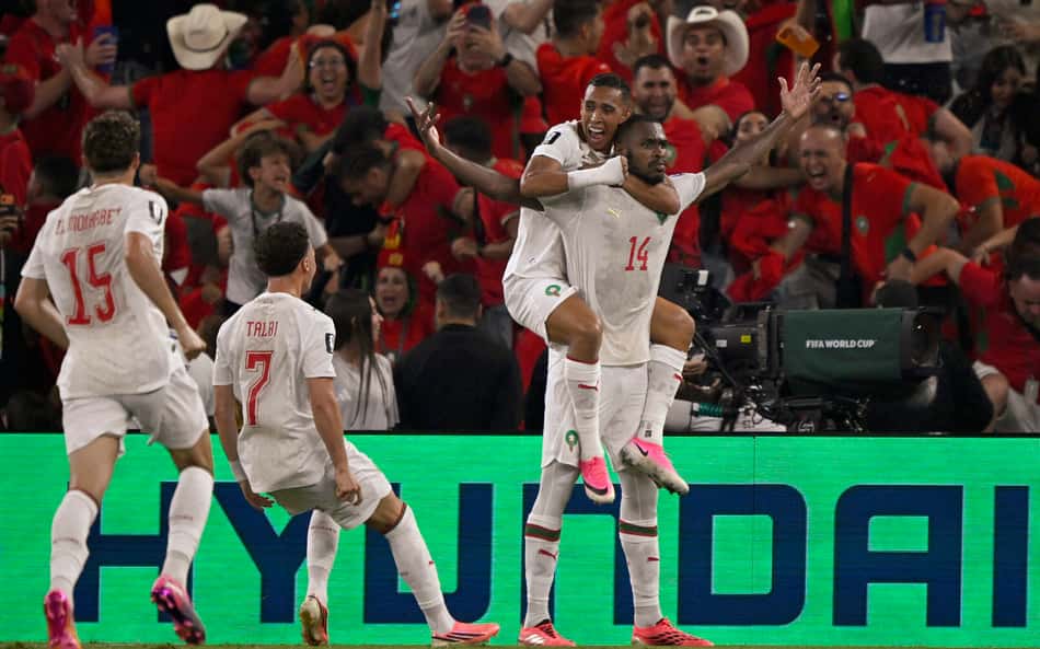 Diop levanta os braços em comemoração ao gol