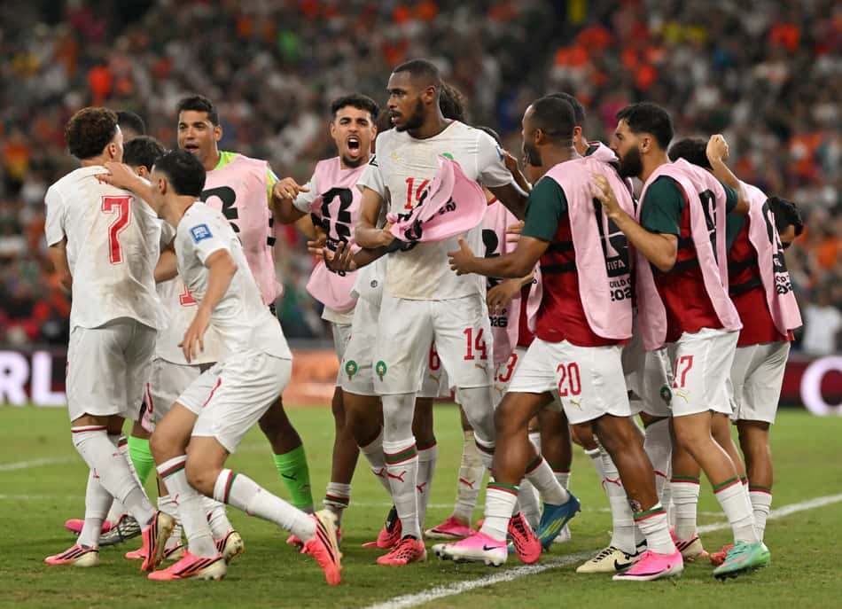 Elenco de Marrocos comemora classificação na Copa do Mundo de 2026 contra a Holanda