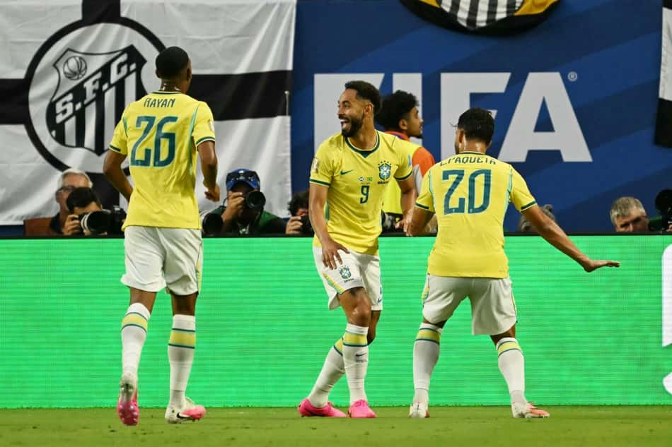 Matheus Cunha celebra o terceiro gol do Brasil sobre a Esócia (Foto: CHANDAN KHANNA / AFP)