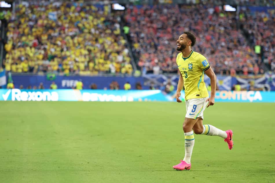 Matheus Cunha comemora gol em Brasil x Escócia e caminha em direção ao banco de reservas da Seleção Brasileira