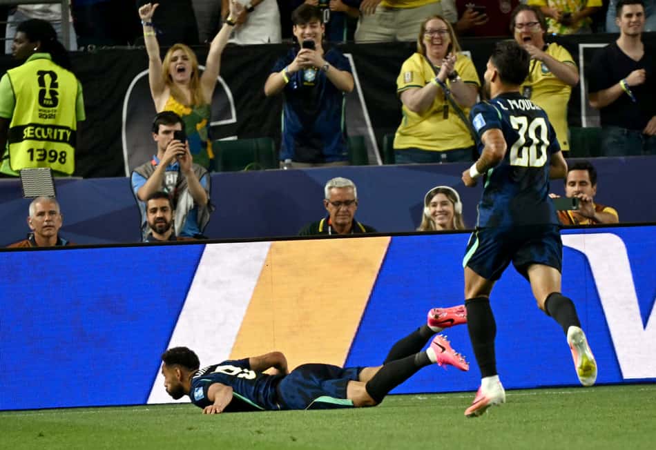 Matheus Cunha surfa em comemoração de gol em Brasil x Haiti