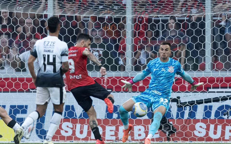 Corinthians renova empréstimo de goleiro ao Shabab Al Ahli