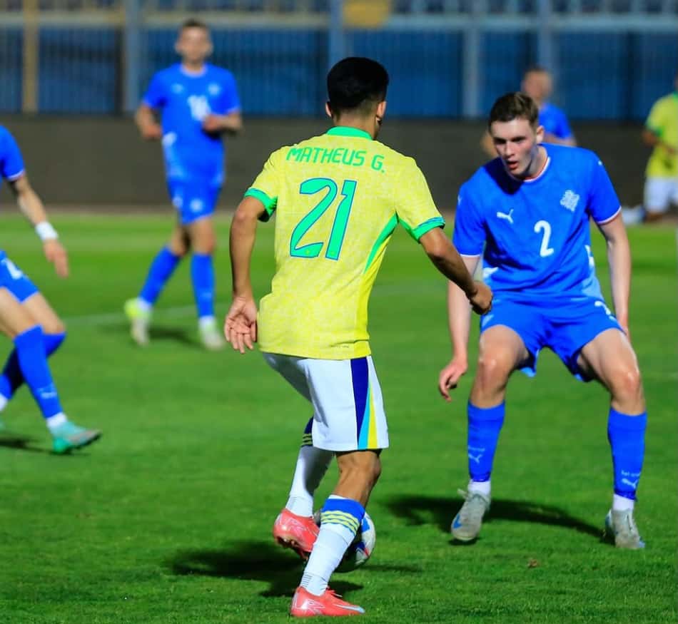 Matheus Gonçalves, ex-Flamengo com a camisa 21 da Seleção Brasileira em competição das divisões de base