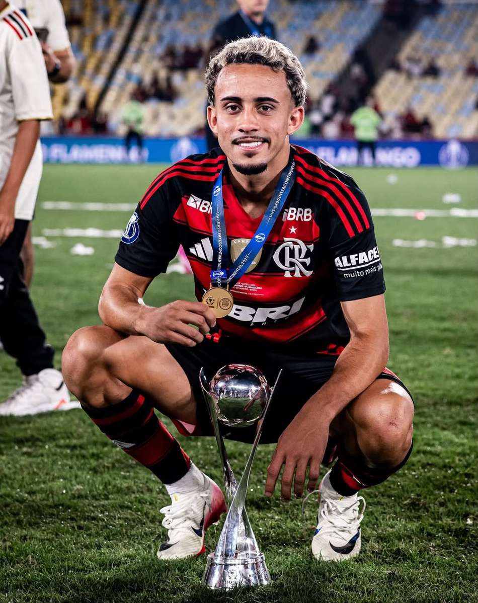 Matheus com a taça do Mundial de Clubes Sub-20, em que o Flamengo bateu o Barcelona no Maracanã