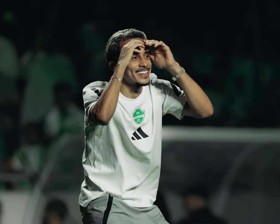 Matheus Gonçalves dançando em comemoração de título do Al-Ahli
