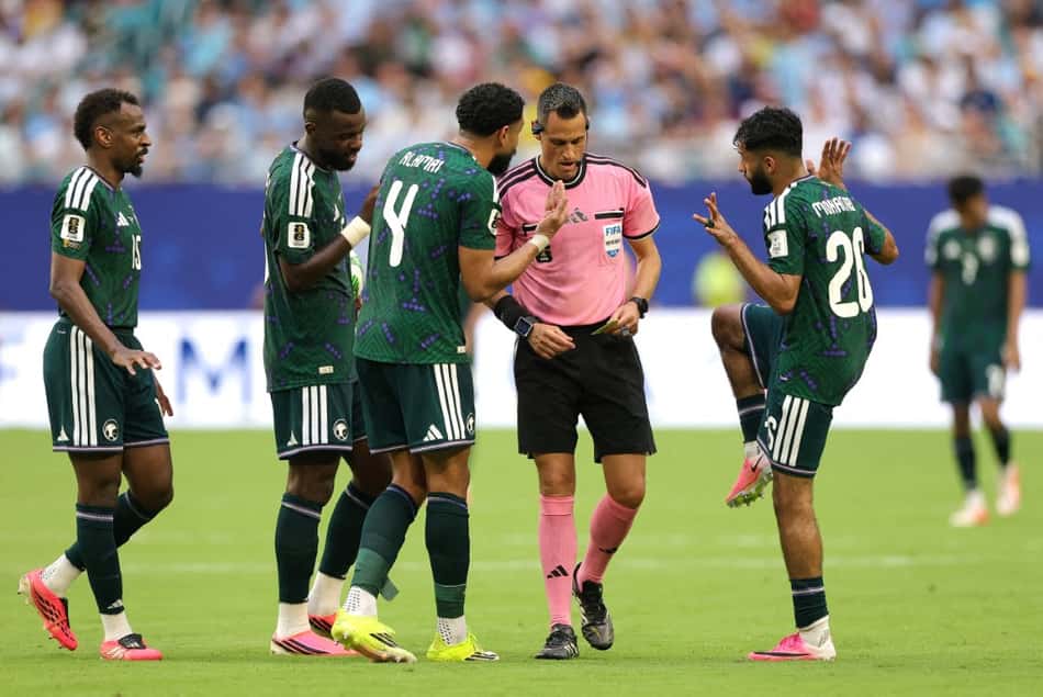 Maurizio Mariani, árbitro da partida entre Brasil e Japão, em ação no jogo entre Uruguai e Arábia Saudita na Copa do Mundo 2026