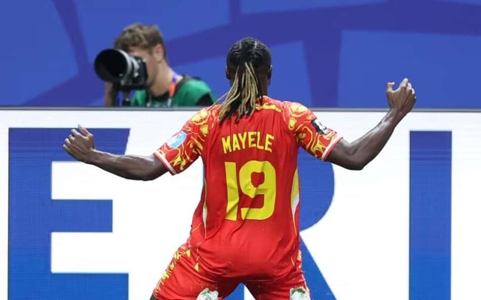 Mayele abre os braços para comemorar um dos gols de RD Congo sobre Uzbequistão