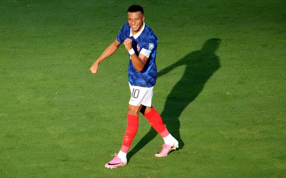 Kylian Mbappé, atacante da França em ação durante a partida contra a Suécia. (Foto: TIMOTHY A. CLARY / AFP)