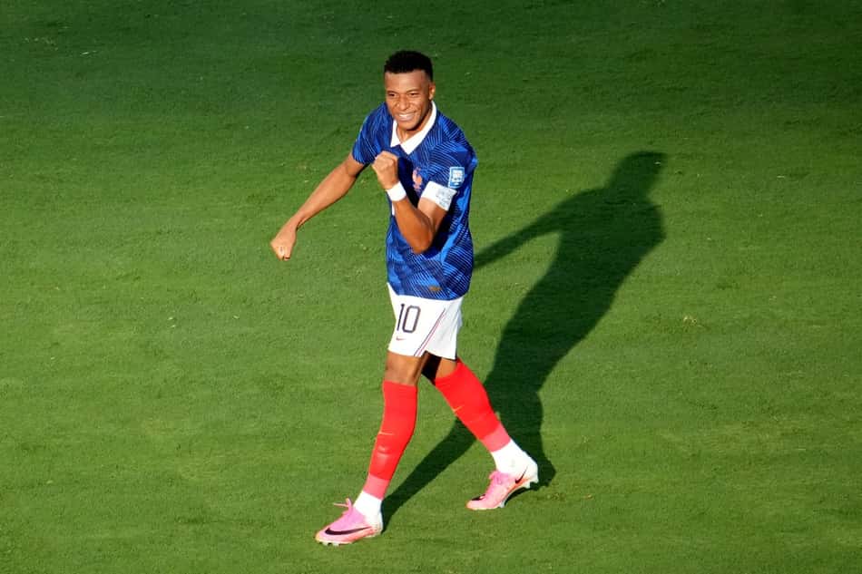 Kylian Mbappé, atacante da França em ação durante a partida contra a Suécia. (Foto: TIMOTHY A. CLARY / AFP)