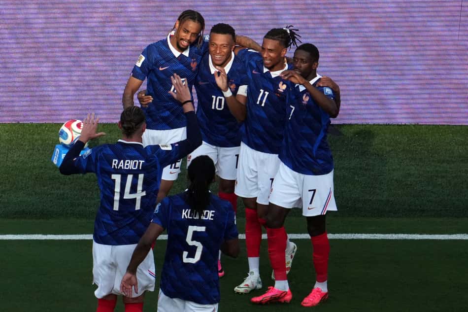 Mbappé, Olise, Dembélé e demais jogadores da França comemoram gol contra Suécia na Copa do Mundo
