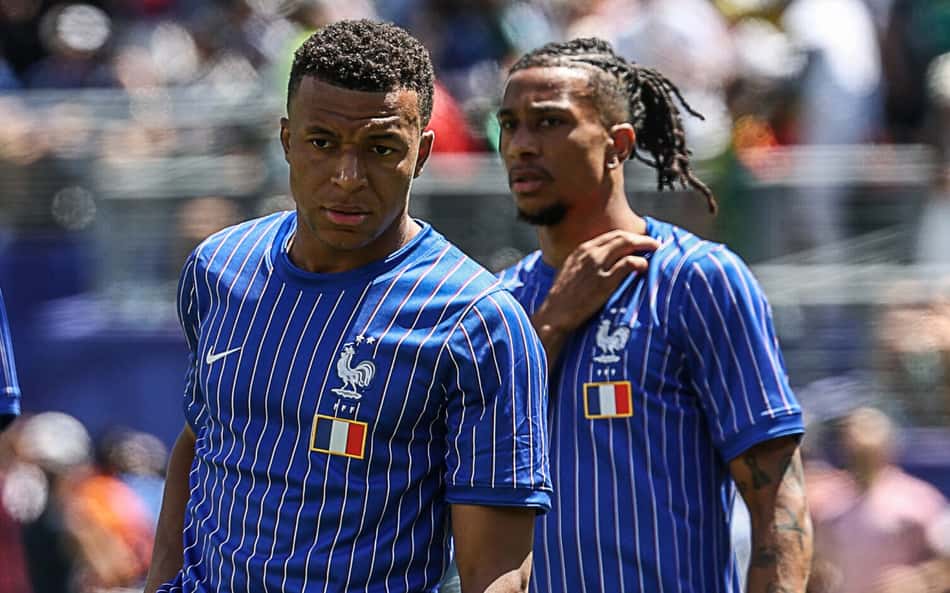 Mbappé, Olise e Theo Hernandez em aquecimento antes de França x Senegal
