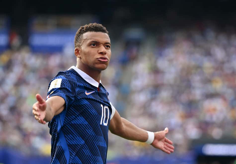 Mbappé comemora gol pela França contra Suécia na Copa do Mundo