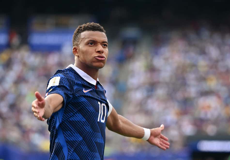 Mbappé comemora gol pela França contra Suécia na Copa do Mundo
