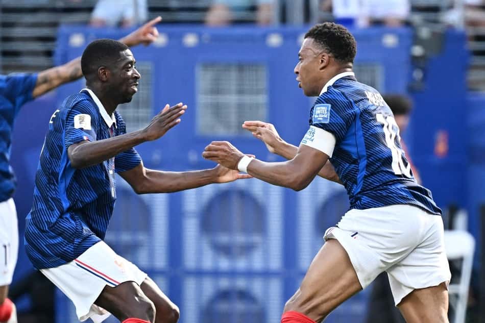 Mbappé e Dembelé comemoram o primeiro gol da França sobre a Suécia