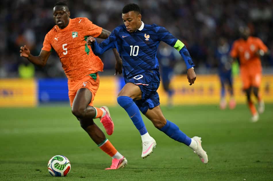 Mbappé e Singo disputam bola em amistoso entre França e Costa do Marfim antes da Copa do Mundo (Foto: Loic Venance/AFP)