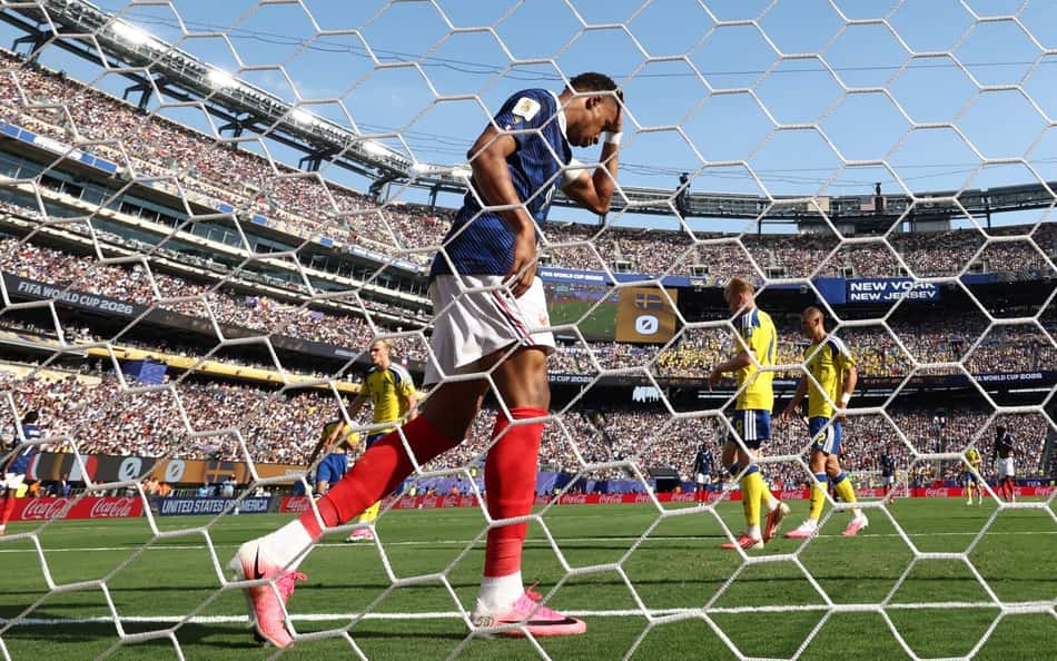 Gol perdido por Mbappé em França x Suécia choca torcedores: 'Incrível'