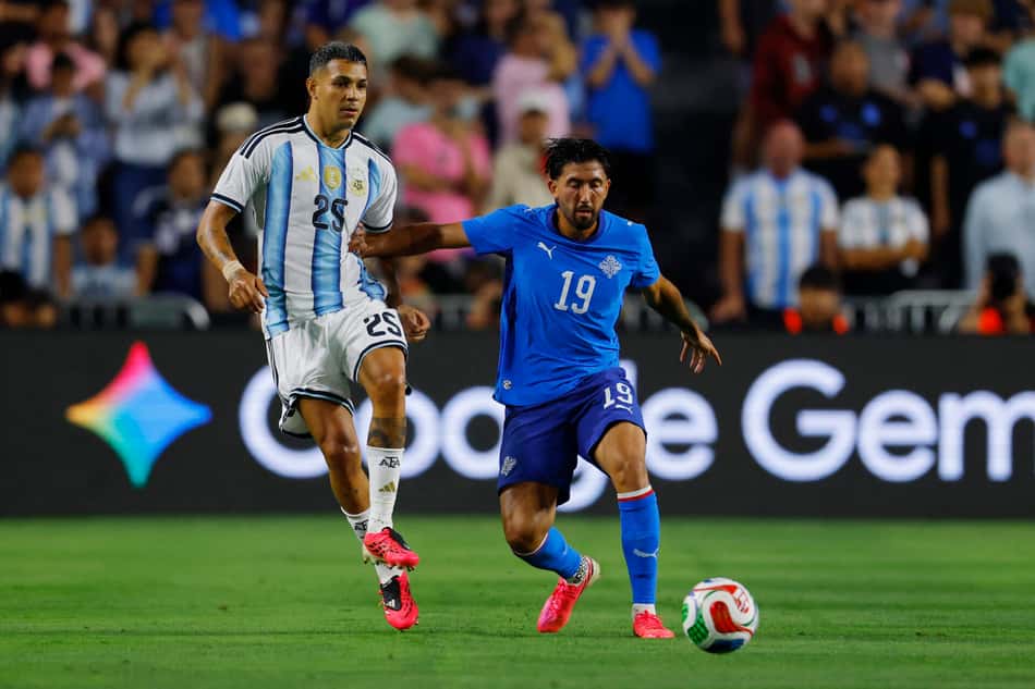Medina em ação pela Argentina contra a Islândia