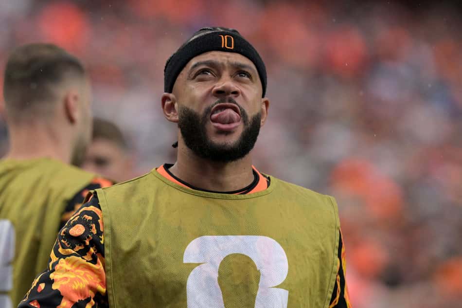 Memphis olhando para câmera em jogo da Holanda