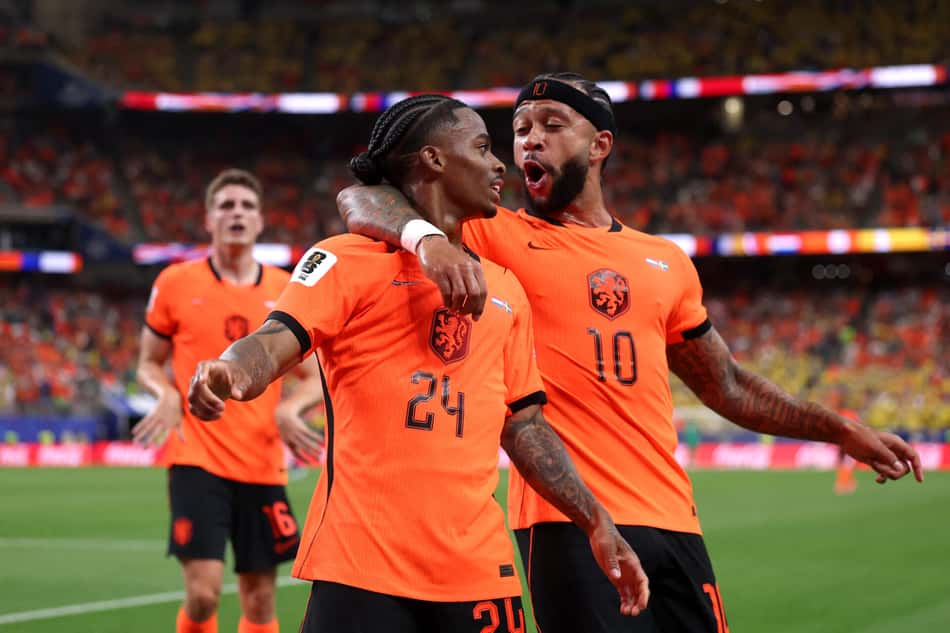 Memphis abraçado a Summerville, comemorando o 5º gol da Holanda na goleada contra a Suécia, na Copa do Mundo