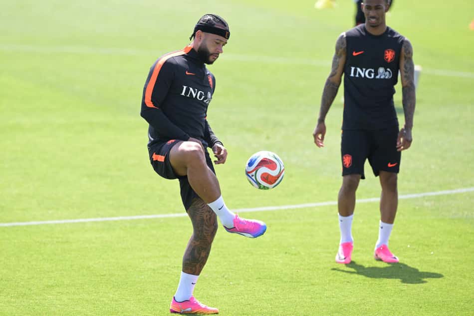 Memphis em treino da Holanda antes da estreia na Copa do Mundo