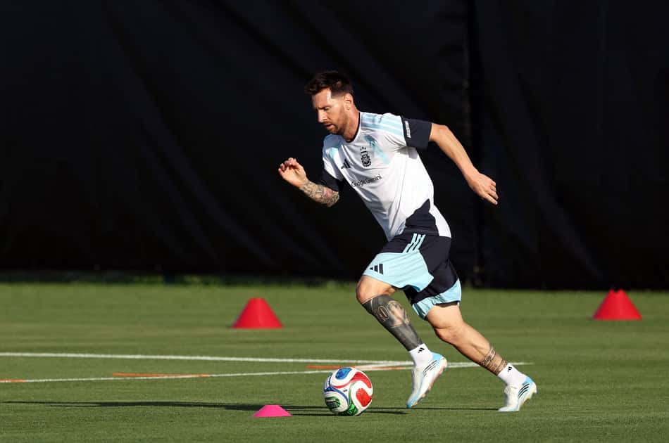 Messi conduz a bola em treino da Argentina