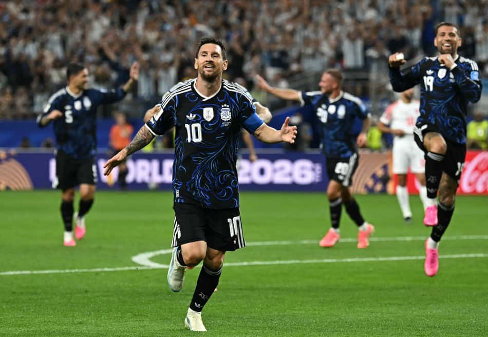 Messi comemora de braços abertos o gol marcado pela Argentina diante da Jordânia na Copa do Mundo