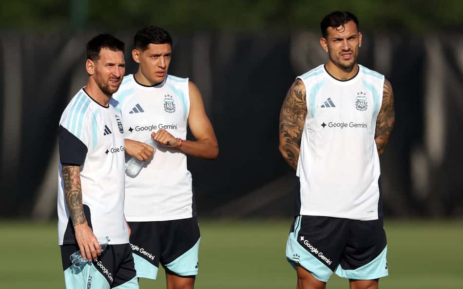 Messi (esquerda), Molina (centro) e Paredes (direita) em treino da Argentina