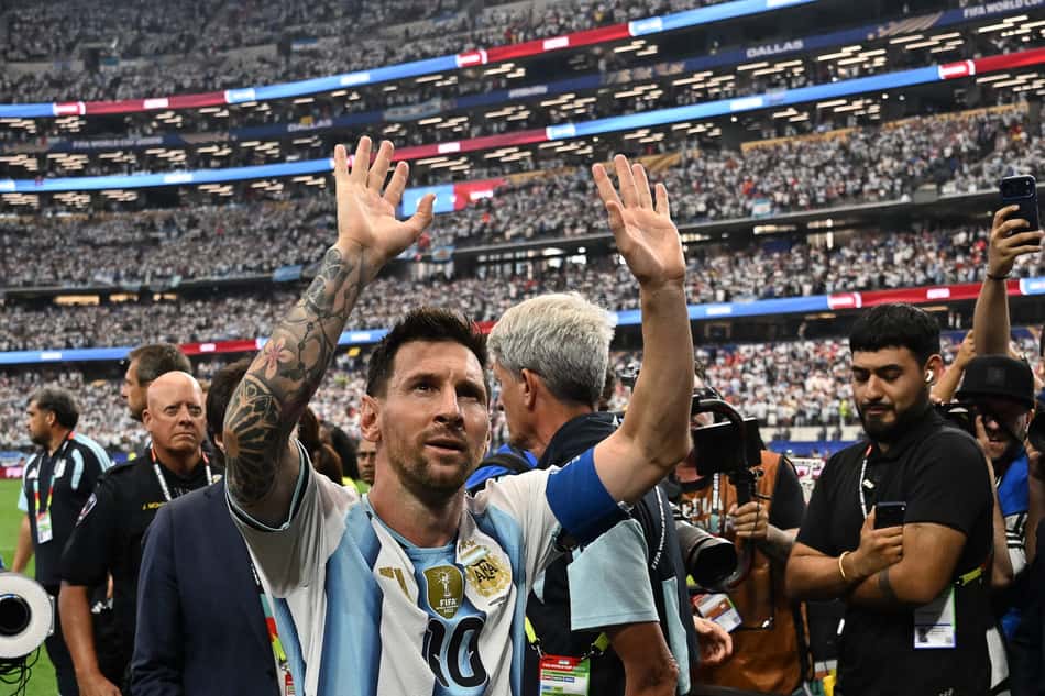 Messi acena para torcedores após vitória da Argentina sobre a Áustria na Copa do Mundo