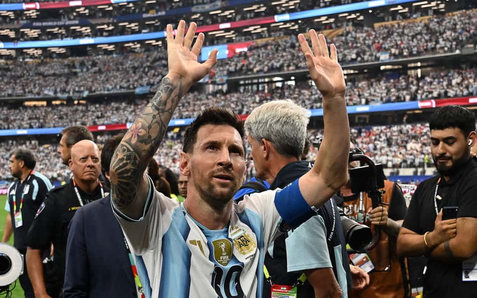 Messi acena para torcedores após vitória da Argentina sobre a Áustria na Copa do Mundo