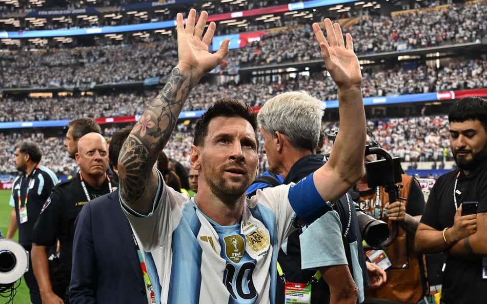 Messi acena para torcedores após vitória da Argentina sobre a Áustria na Copa do Mundo