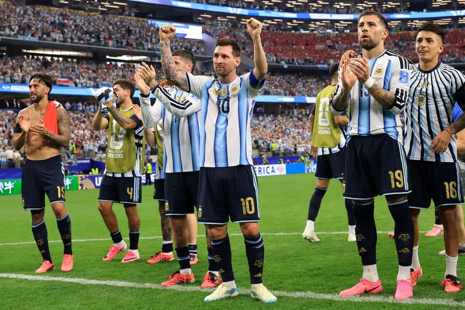 Ao lado dos companheiros, Messi saúda a torcida após mais uma vitória da Argentina na Copa