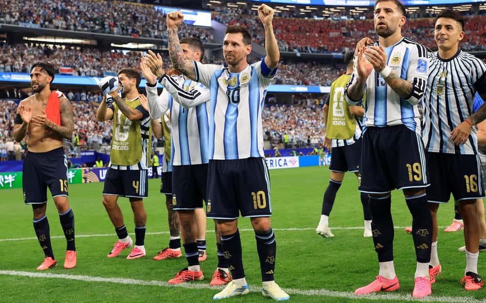 Messi saúda a torcida após mais uma vitória da Argentina na Copa