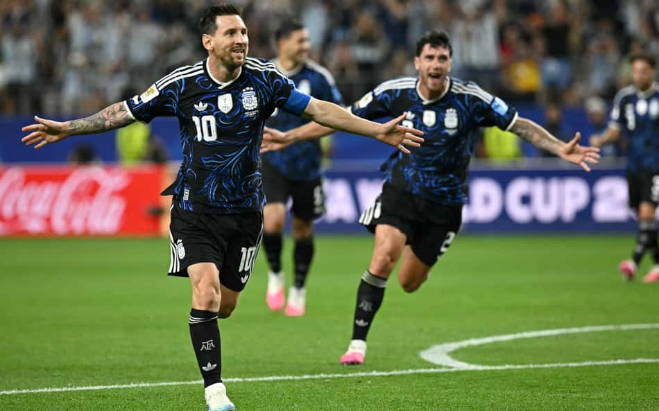 Messi comemora de braços abertos gol marcado pela Argentina sobre a Jordânia na Copa do Mundo