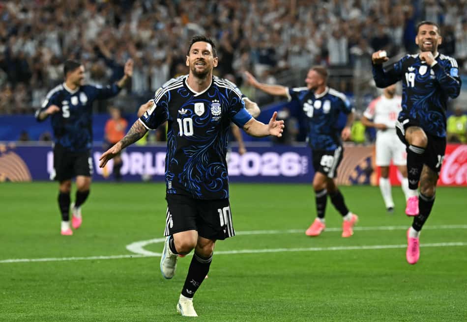 Messi comemora gol da Argentina sobre a Jordânia na Copa do Mundo